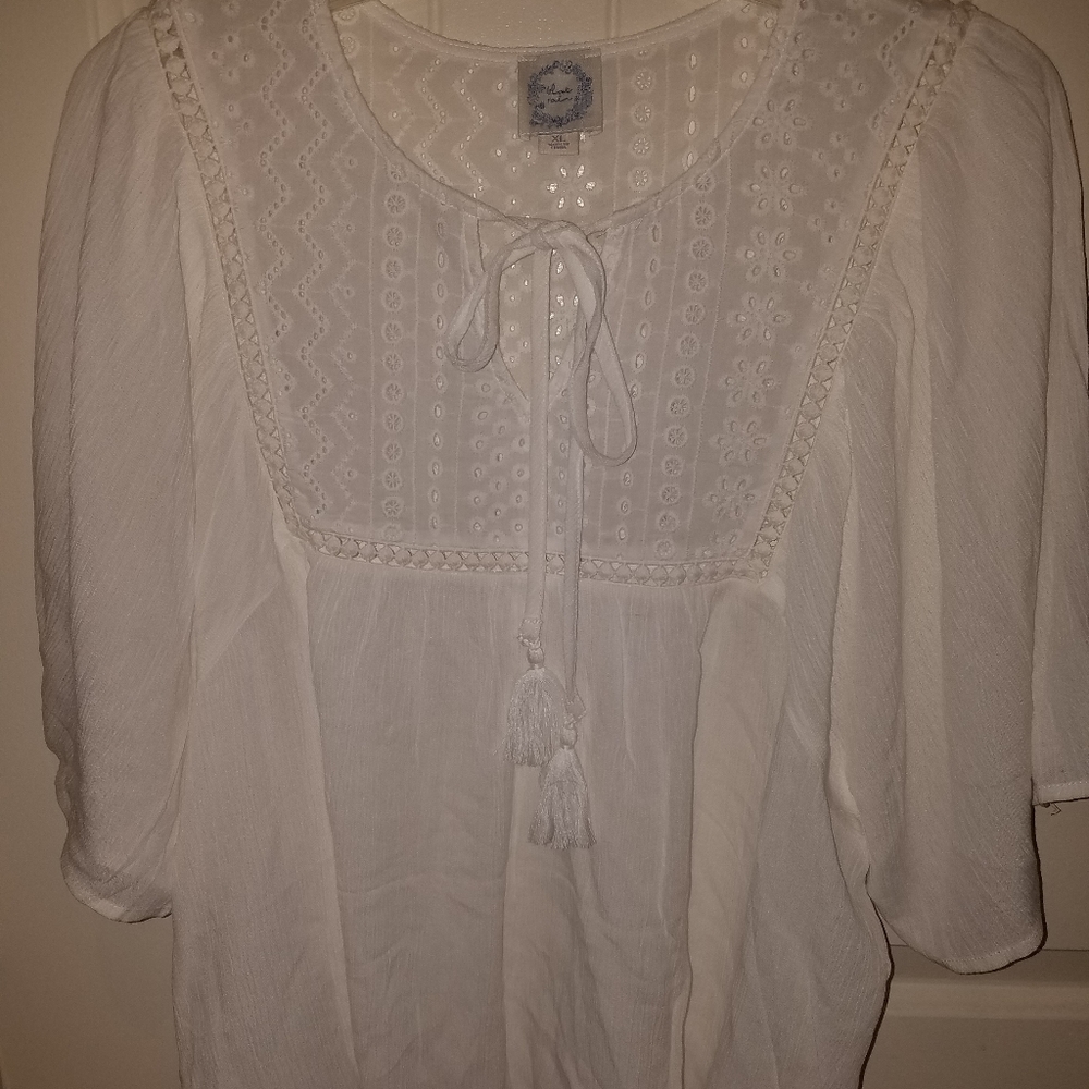 FRANCESCA'S White embroidered tie front top size extra large